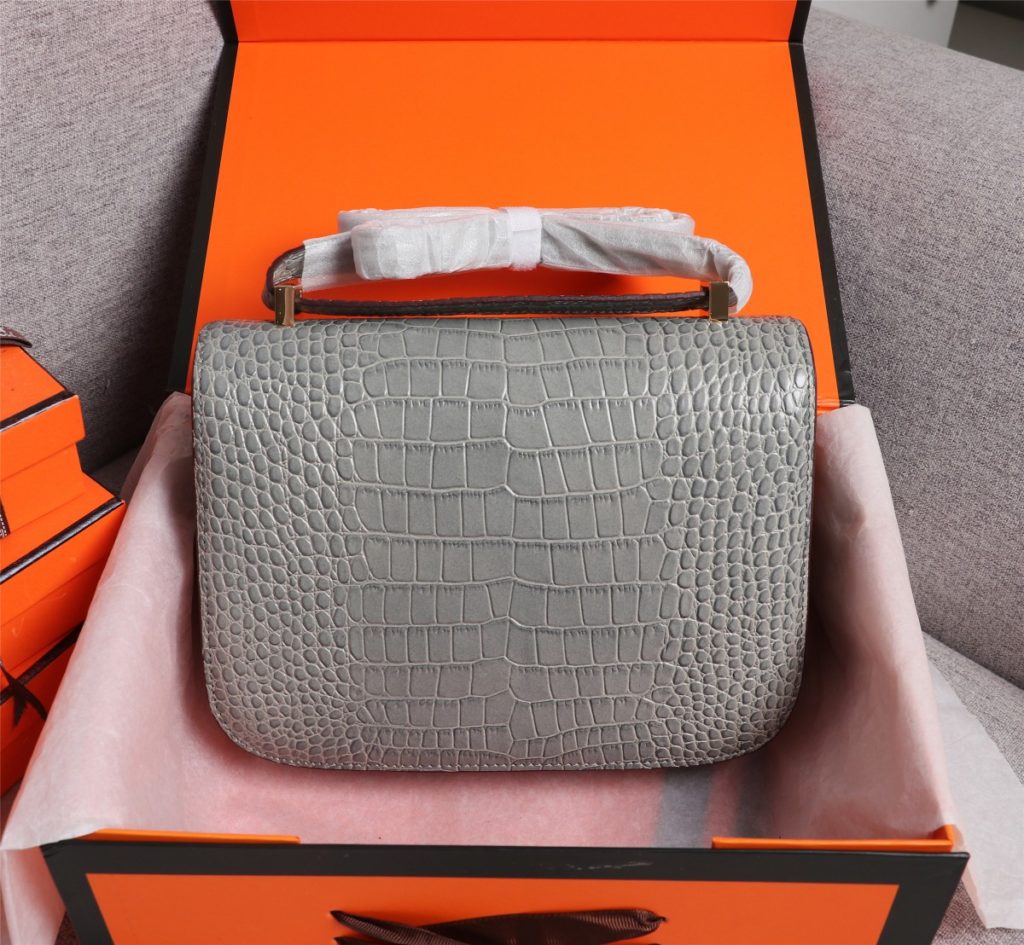 Hermes Herm è s 👑 French origin 🇫🇷 Batch: Constance stewardess bag ☣️ Alligator pattern 🈵 Pure steel plated hardware buckle, genuine leather source, super good handle accessories, fine steel laser logo 🎉 Perfect flap radian and three-dimensional high-end pure manual customization 🔮 Quality recommendation ‼️ Size: 23 * 6 * 17