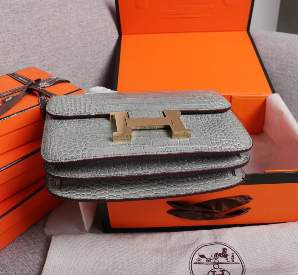 Hermes Herm è s 👑 French origin 🇫🇷 Batch: Constance stewardess bag ☣️ Alligator pattern 🈵 Pure steel plated hardware buckle, genuine leather source, super good handle accessories, fine steel laser logo 🎉 Perfect flap radian and three-dimensional high-end pure manual customization 🔮 Quality recommendation ‼️ Size: 23 * 6 * 17