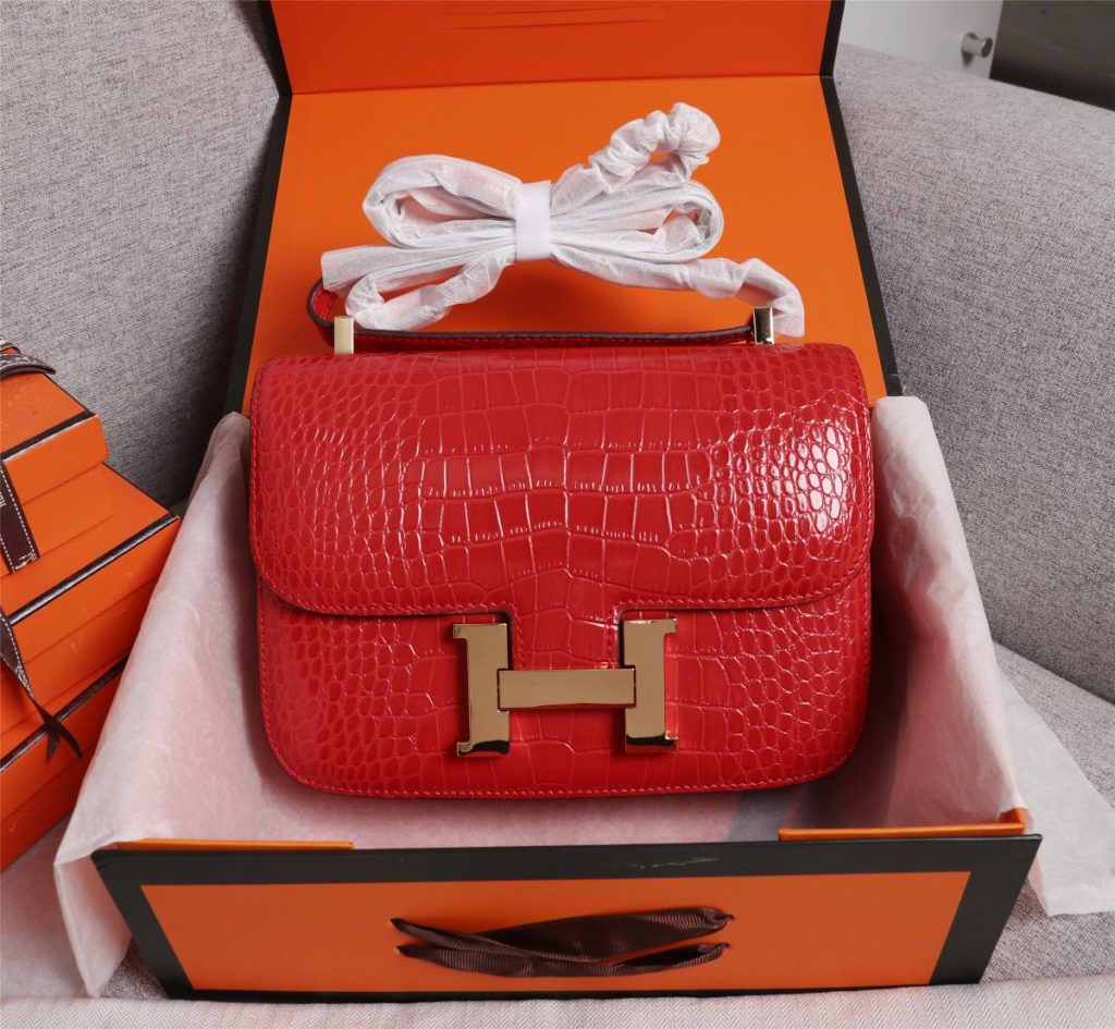 Hermes Herm è s 👑 French origin 🇫🇷 Batch: Constance stewardess bag ☣️ Alligator pattern 🈵 Pure steel plated hardware buckle, genuine leather source, super good handle accessories, fine steel laser logo 🎉 Perfect flap radian and three-dimensional high-end pure manual customization 🔮 Quality recommendation ‼️ Size: 23 * 6 * 17