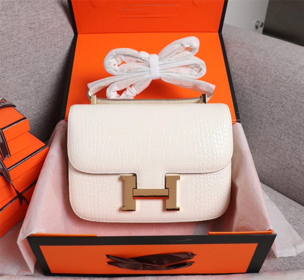 Hermes Herm è s 👑 French origin 🇫🇷 Batch: Constance stewardess bag ☣️ Alligator pattern 🈵 Pure steel plated hardware buckle, genuine leather source, super good handle accessories, fine steel laser logo 🎉 Perfect flap radian and three-dimensional high-end pure manual customization 🔮 Quality recommendation ‼️ Size: 23 * 6 * 17