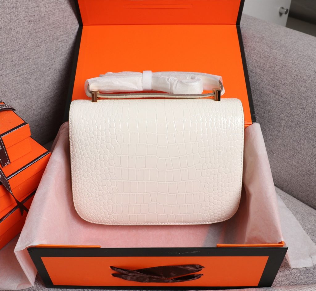 Hermes Herm è s 👑 French origin 🇫🇷 Batch: Constance stewardess bag ☣️ Alligator pattern 🈵 Pure steel plated hardware buckle, genuine leather source, super good handle accessories, fine steel laser logo 🎉 Perfect flap radian and three-dimensional high-end pure manual customization 🔮 Quality recommendation ‼️ Size: 23 * 6 * 17