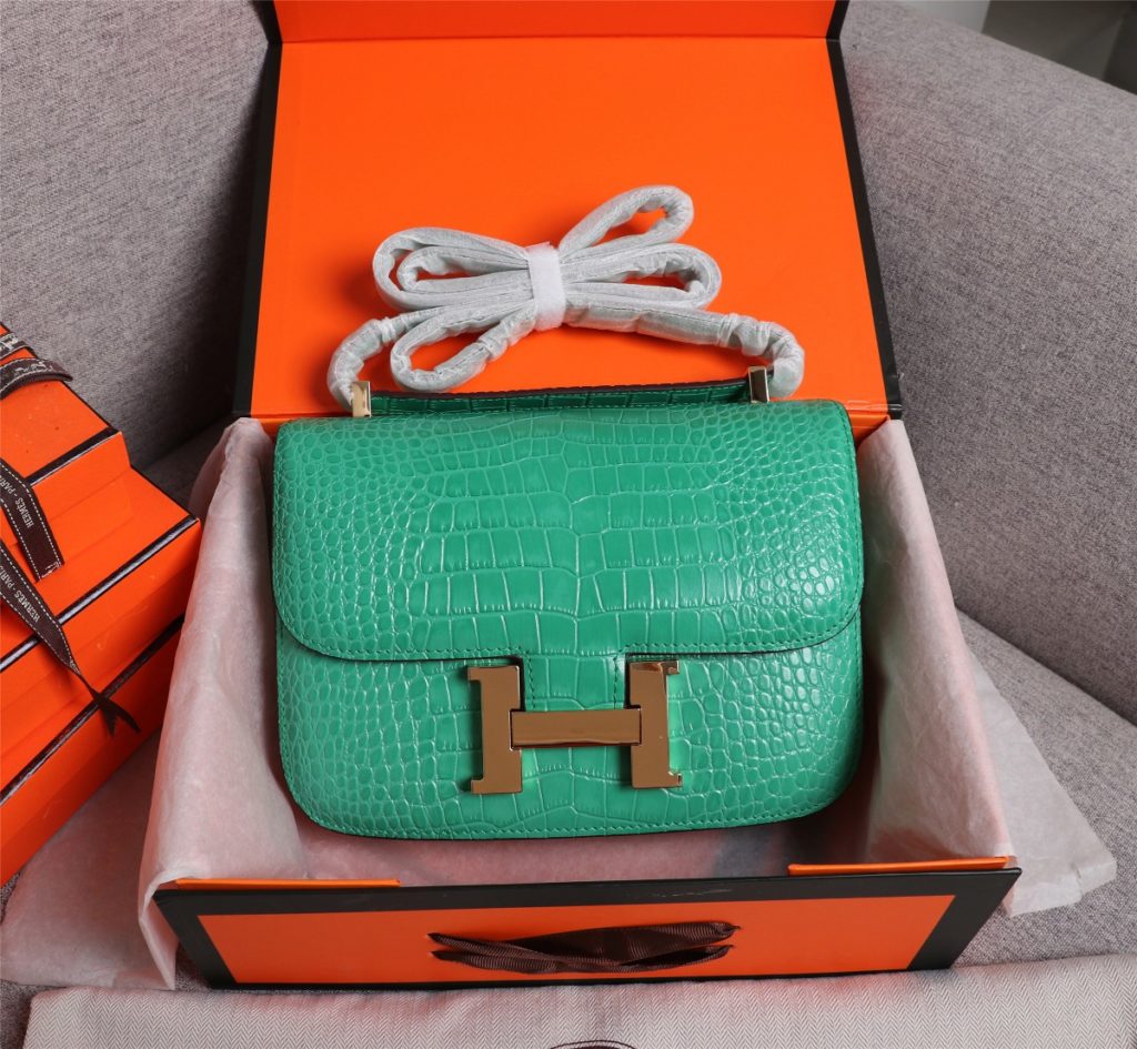 Hermes Herm è s 👑 French origin 🇫🇷 Batch: Constance stewardess bag ☣️ Alligator pattern 🈵 Pure steel plated hardware buckle, genuine leather source, super good handle accessories, fine steel laser logo 🎉 Perfect flap radian and three-dimensional high-end pure manual customization 🔮 Quality recommendation ‼️ Size: 23 * 6 * 17