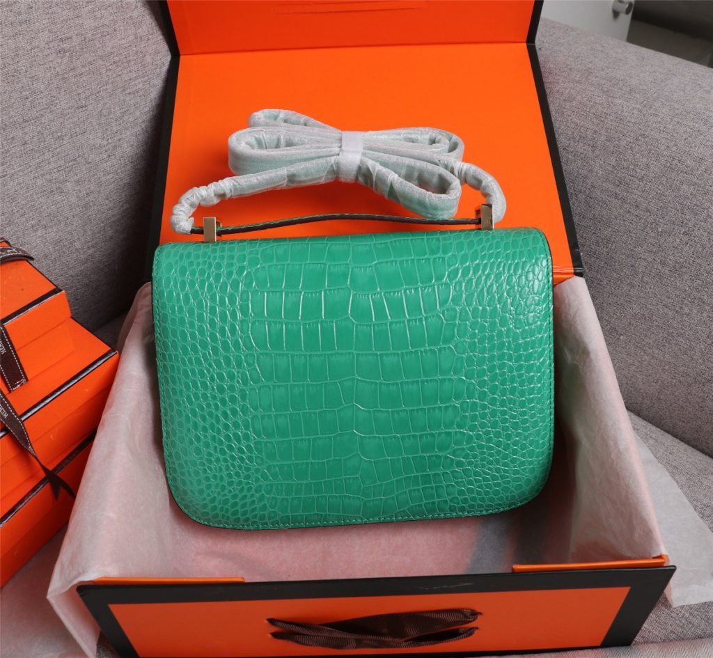 Hermes Herm è s 👑 French origin 🇫🇷 Batch: Constance stewardess bag ☣️ Alligator pattern 🈵 Pure steel plated hardware buckle, genuine leather source, super good handle accessories, fine steel laser logo 🎉 Perfect flap radian and three-dimensional high-end pure manual customization 🔮 Quality recommendation ‼️ Size: 23 * 6 * 17