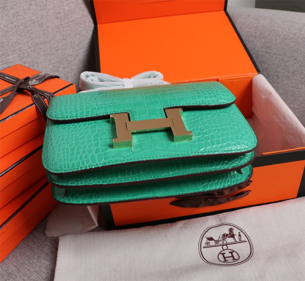 Hermes Herm è s 👑 French origin 🇫🇷 Batch: Constance stewardess bag ☣️ Alligator pattern 🈵 Pure steel plated hardware buckle, genuine leather source, super good handle accessories, fine steel laser logo 🎉 Perfect flap radian and three-dimensional high-end pure manual customization 🔮 Quality recommendation ‼️ Size: 23 * 6 * 17