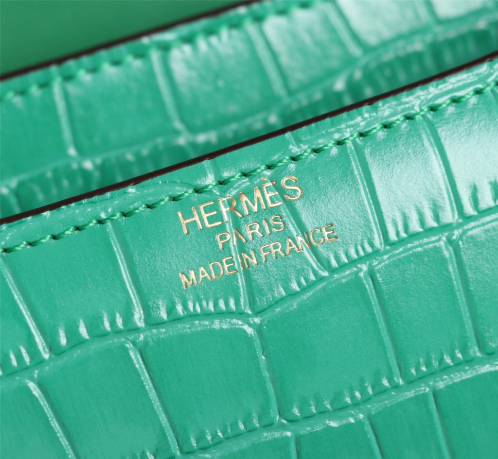 Hermes Herm è s 👑 French origin 🇫🇷 Batch: Constance stewardess bag ☣️ Alligator pattern 🈵 Pure steel plated hardware buckle, genuine leather source, super good handle accessories, fine steel laser logo 🎉 Perfect flap radian and three-dimensional high-end pure manual customization 🔮 Quality recommendation ‼️ Size: 23 * 6 * 17