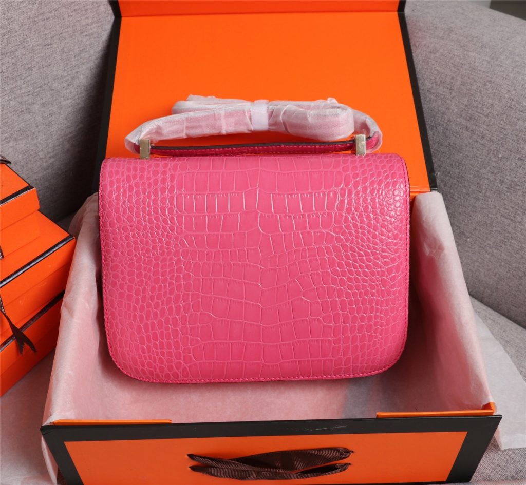 Hermes Herm è s 👑 French origin 🇫🇷 Batch: Constance stewardess bag ☣️ Alligator pattern 🈵 Pure steel plated hardware buckle, genuine leather source, super good handle accessories, fine steel laser logo 🎉 Perfect flap radian and three-dimensional high-end pure manual customization 🔮 Quality recommendation ‼️ Size: 23 * 6 * 17