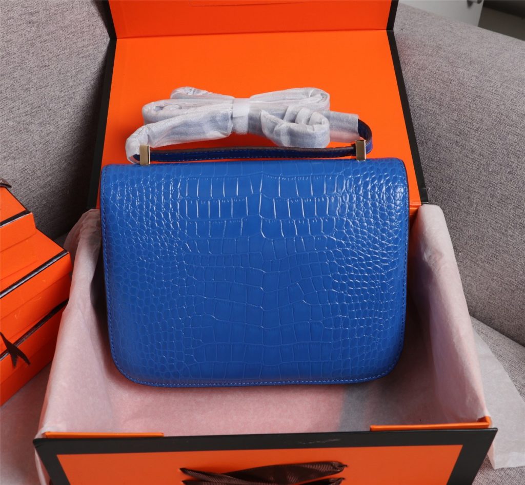 Hermes Herm è s 👑 French origin 🇫🇷 Batch: Constance stewardess bag ☣️ Alligator pattern 🈵 Pure steel plated hardware buckle, genuine leather source, super good handle accessories, fine steel laser logo 🎉 Perfect flap radian and three-dimensional high-end pure manual customization 🔮 Quality recommendation ‼️ Size: 23 * 6 * 17