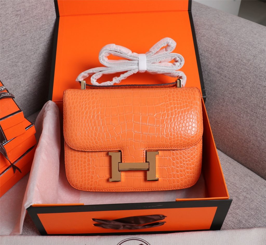 Hermes Herm è s 👑 French origin 🇫🇷 Batch: Constance stewardess bag ☣️ Alligator pattern 🈵 Pure steel plated hardware buckle, genuine leather source, super good handle accessories, fine steel laser logo 🎉 Perfect flap radian and three-dimensional high-end pure manual customization 🔮 Quality recommendation ‼️ Size: 23 * 6 * 17