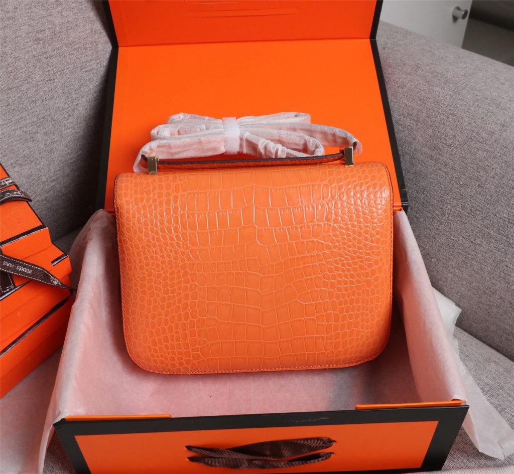 Hermes Herm è s 👑 French origin 🇫🇷 Batch: Constance stewardess bag ☣️ Alligator pattern 🈵 Pure steel plated hardware buckle, genuine leather source, super good handle accessories, fine steel laser logo 🎉 Perfect flap radian and three-dimensional high-end pure manual customization 🔮 Quality recommendation ‼️ Size: 23 * 6 * 17