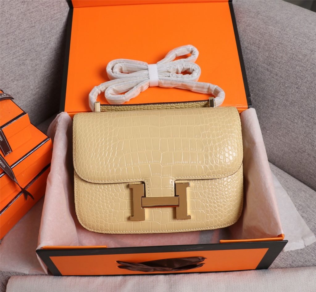 Hermes Herm è s 👑 French origin 🇫🇷 Batch: Constance stewardess bag ☣️ Alligator pattern 🈵 Pure steel plated hardware buckle, genuine leather source, super good handle accessories, fine steel laser logo 🎉 Perfect flap radian and three-dimensional high-end pure manual customization 🔮 Quality recommendation ‼️ Size: 23 * 6 * 17