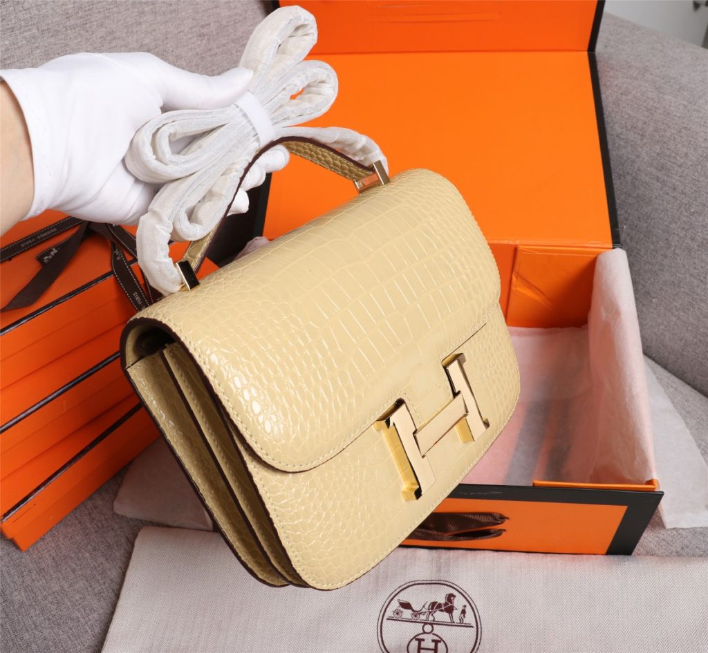 Hermes Herm è s 👑 French origin 🇫🇷 Batch: Constance stewardess bag ☣️ Alligator pattern 🈵 Pure steel plated hardware buckle, genuine leather source, super good handle accessories, fine steel laser logo 🎉 Perfect flap radian and three-dimensional high-end pure manual customization 🔮 Quality recommendation ‼️ Size: 23 * 6 * 17