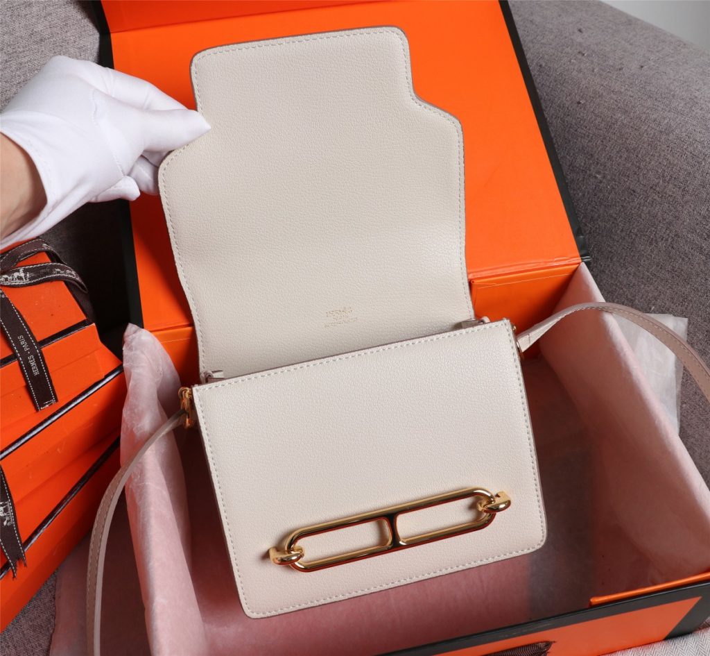 (Gold buckle) Hermes Yang Mi's same pig nose 🐷 The spot goods are the first, the physical goods are the best, and they refuse to make huge profits 💪💪 The original leather with clear lines and comfortable leather, matched with fashionable pig-nose type bag buckle, has neat and fine lines, and the oil edge can only be produced repeatedly. The small size is 18cm, the large size is 22 * 16 * 7, and the shoulder strap length is 108cm