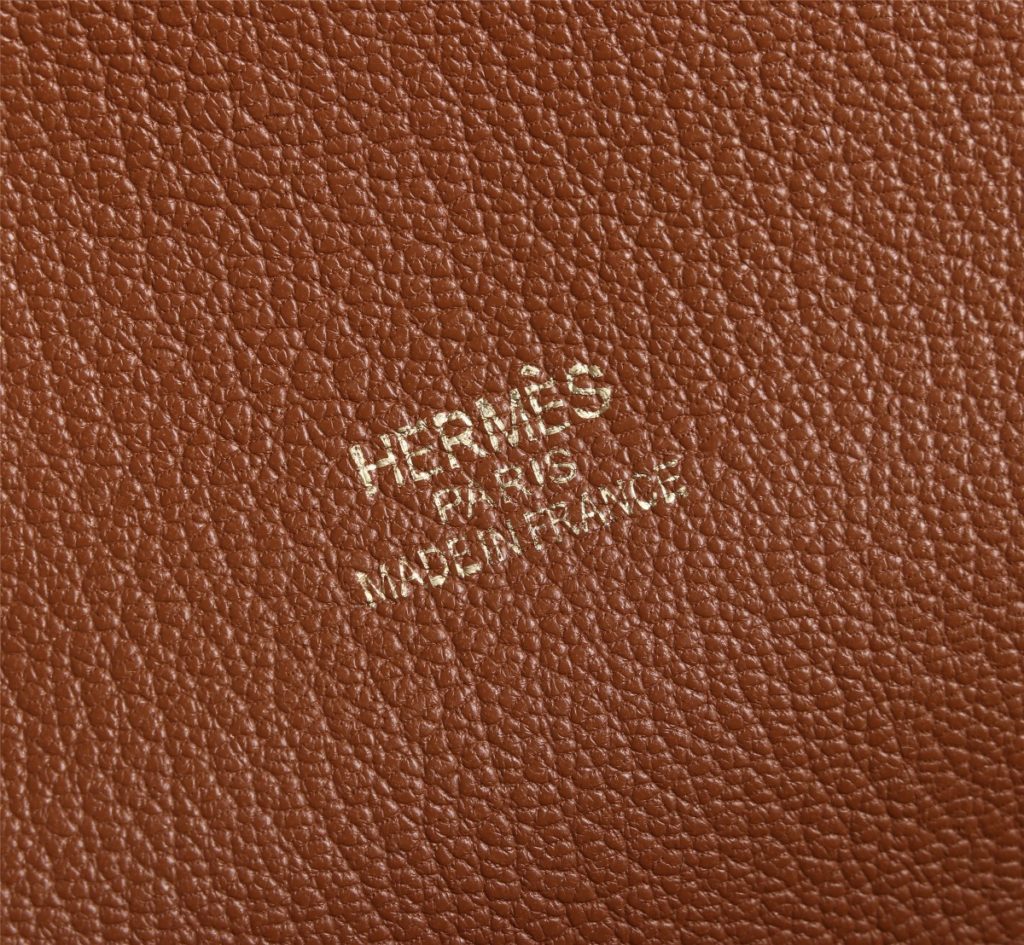 (Gold buckle) Hermes Yang Mi's same pig nose 🐷 The spot goods are the first, the physical goods are the best, and they refuse to make huge profits 💪💪 The original leather with clear lines and comfortable leather, matched with fashionable pig-nose type bag buckle, has neat and fine lines, and the oil edge can only be produced repeatedly. The small size is 18cm, the large size is 22 * 16 * 7, and the shoulder strap length is 108cm