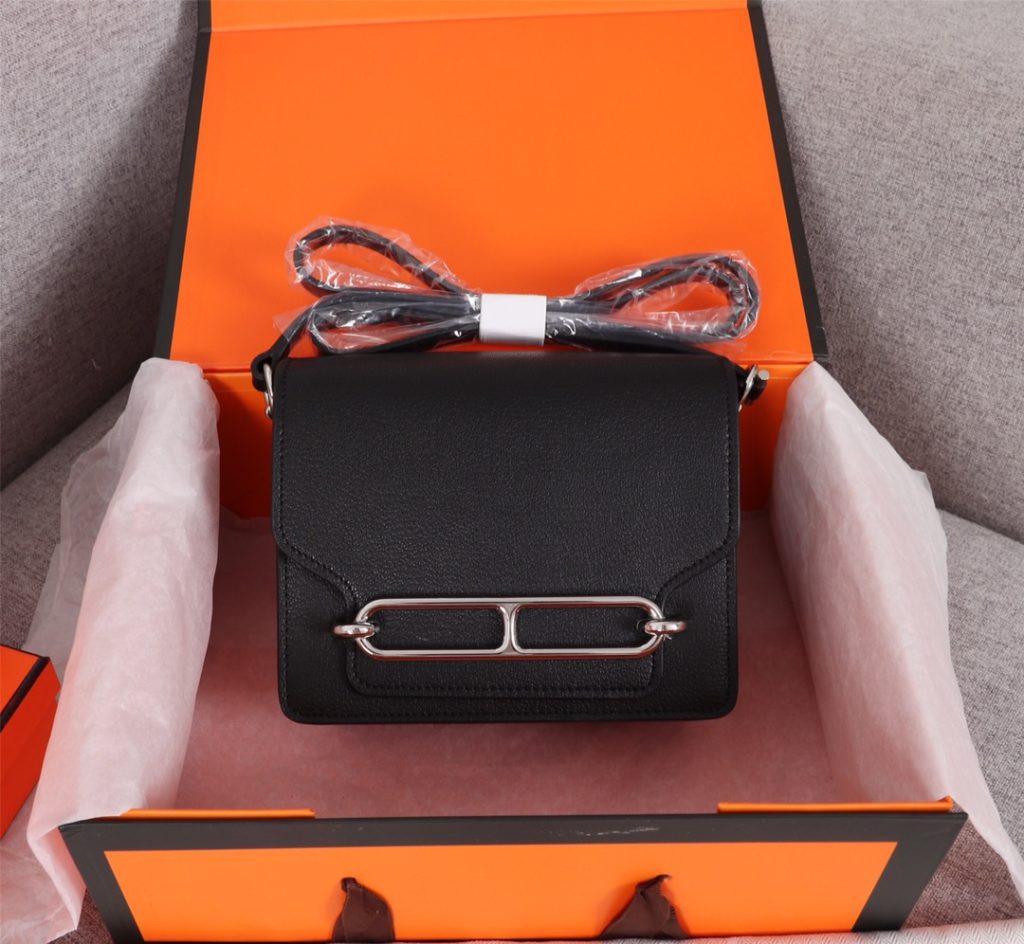 (Silver buckle) Hermes Yang Mi's same pig nose 🐷 The spot goods are the first, the physical goods are the best, and they refuse to make huge profits 💪💪 The original leather with clear lines and comfortable leather, matched with fashionable pig-nose type bag buckle, has neat and fine lines, and the oil edge can only be produced repeatedly. The small size is 18cm, the large size is 22 * 16 * 7, and the shoulder strap length is 108cm