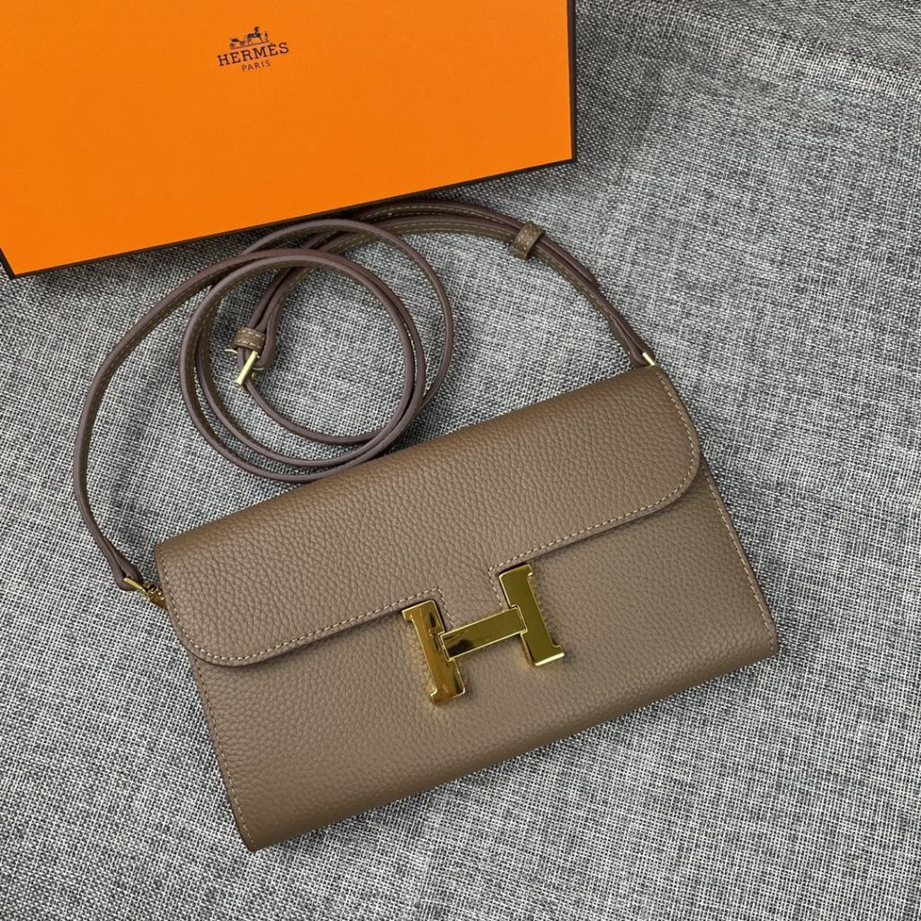 Hermes Constance Hermes model: 9852 gold belt togo leather size: 22 * 11cm 🇫🇷 overseas 🇫🇷 Imported Togo cowhide, with original OEM code inside, feels soft and comfortable. The original copy with silver hardware is exquisite and elegant, and the oil edge is straight and smooth 🎈 There are two large cash slots, one zip pocket and 12 card slots 🚚 Adjustable shoulder strap