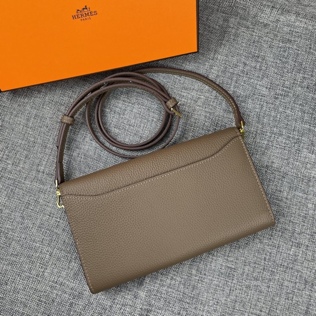 Hermes Constance Hermes model: 9852 gold belt togo leather size: 22 * 11cm 🇫🇷 overseas 🇫🇷 Imported Togo cowhide, with original OEM code inside, feels soft and comfortable. The original copy with silver hardware is exquisite and elegant, and the oil edge is straight and smooth 🎈 There are two large cash slots, one zip pocket and 12 card slots 🚚 Adjustable shoulder strap