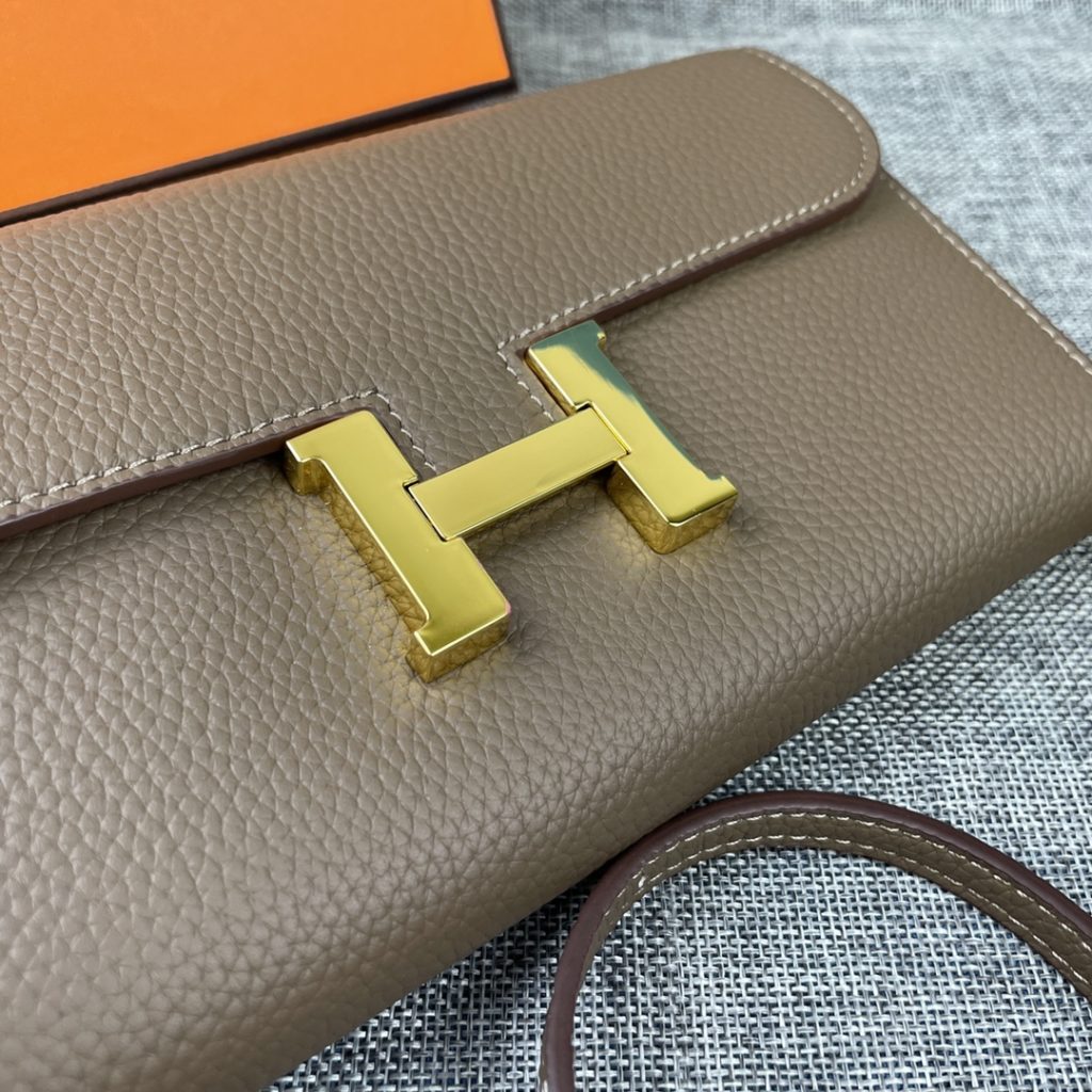 Hermes Constance Hermes model: 9852 gold belt togo leather size: 22 * 11cm 🇫🇷 overseas 🇫🇷 Imported Togo cowhide, with original OEM code inside, feels soft and comfortable. The original copy with silver hardware is exquisite and elegant, and the oil edge is straight and smooth 🎈 There are two large cash slots, one zip pocket and 12 card slots 🚚 Adjustable shoulder strap