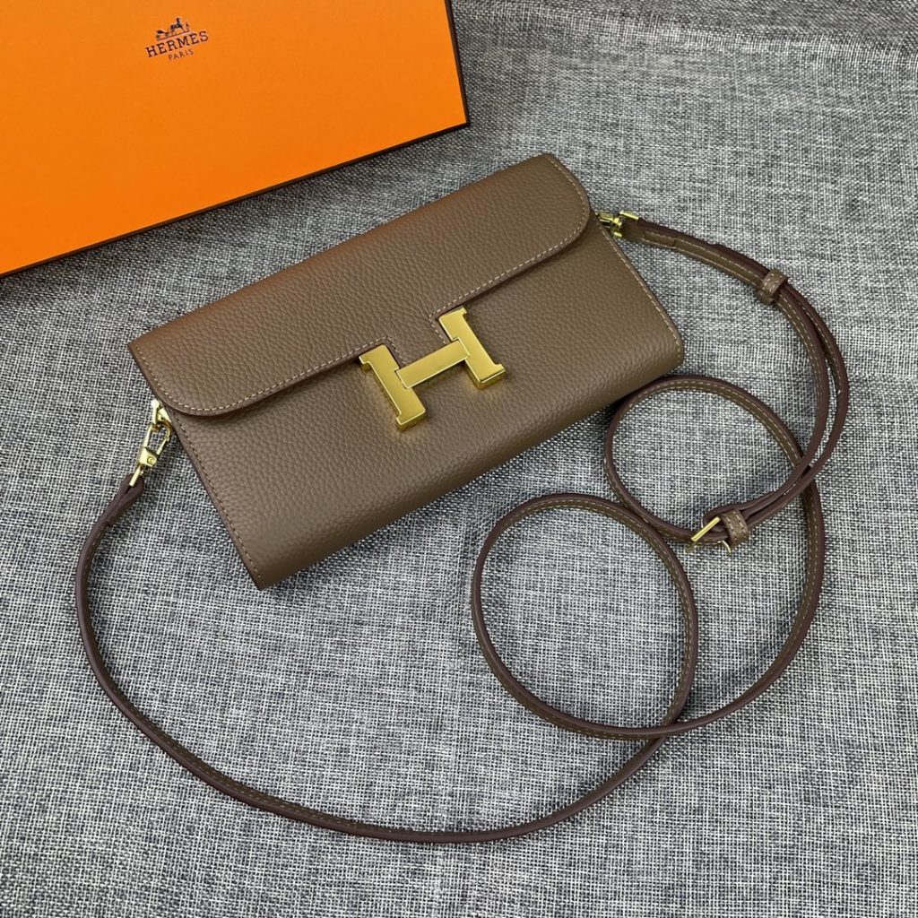 Hermes Constance Hermes model: 9852 gold belt togo leather size: 22 * 11cm 🇫🇷 overseas 🇫🇷 Imported Togo cowhide, with original OEM code inside, feels soft and comfortable. The original copy with silver hardware is exquisite and elegant, and the oil edge is straight and smooth 🎈 There are two large cash slots, one zip pocket and 12 card slots 🚚 Adjustable shoulder strap