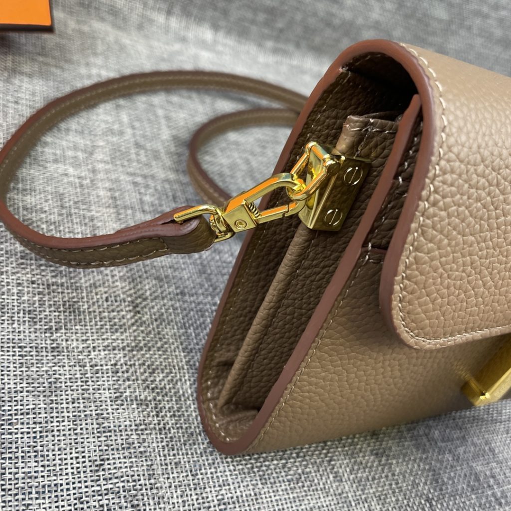 Hermes Constance Hermes model: 9852 gold belt togo leather size: 22 * 11cm 🇫🇷 overseas 🇫🇷 Imported Togo cowhide, with original OEM code inside, feels soft and comfortable. The original copy with silver hardware is exquisite and elegant, and the oil edge is straight and smooth 🎈 There are two large cash slots, one zip pocket and 12 card slots 🚚 Adjustable shoulder strap