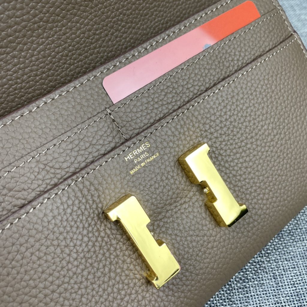 Hermes Constance Hermes model: 9852 gold belt togo leather size: 22 * 11cm 🇫🇷 overseas 🇫🇷 Imported Togo cowhide, with original OEM code inside, feels soft and comfortable. The original copy with silver hardware is exquisite and elegant, and the oil edge is straight and smooth 🎈 There are two large cash slots, one zip pocket and 12 card slots 🚚 Adjustable shoulder strap