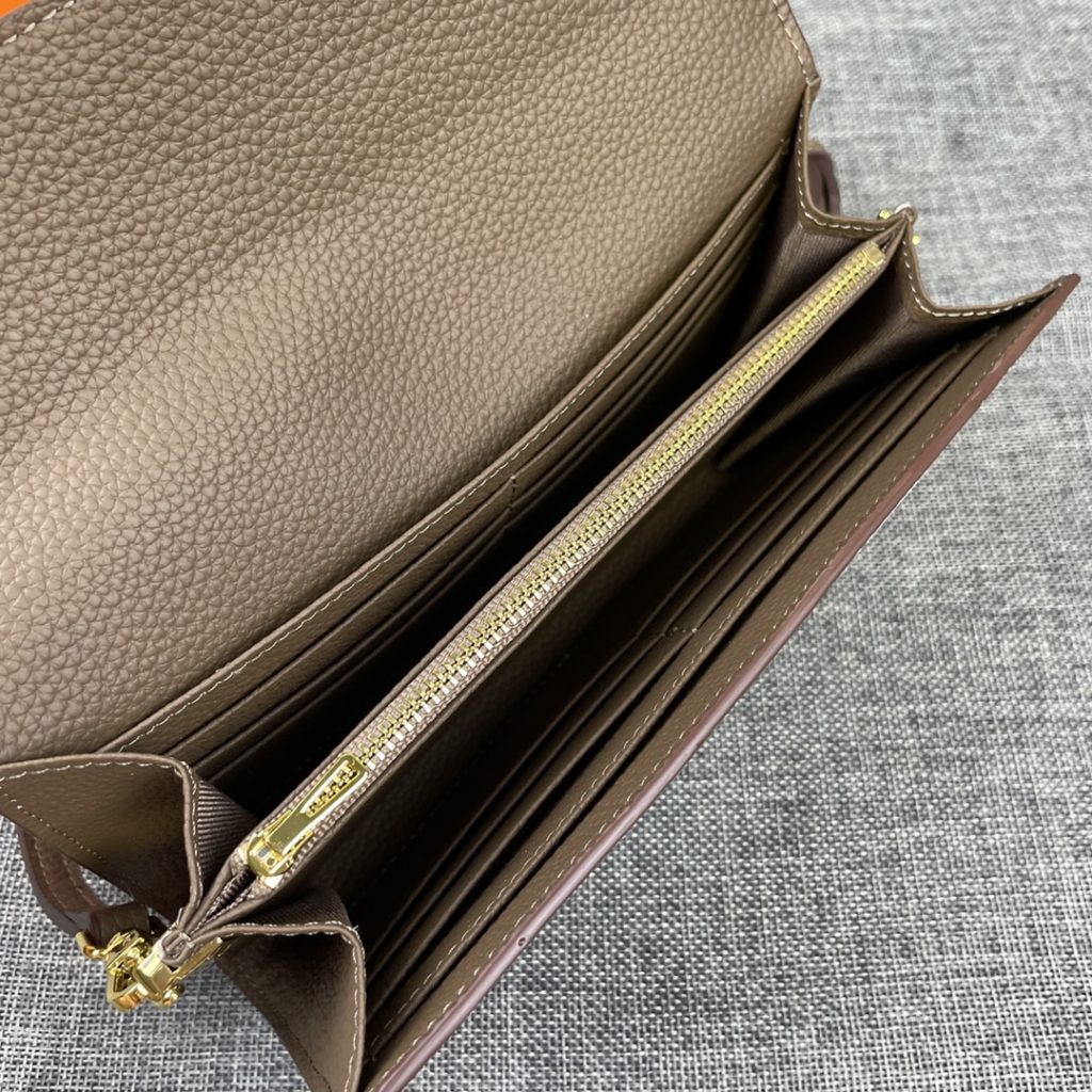 Hermes Constance Hermes model: 9852 gold belt togo leather size: 22 * 11cm 🇫🇷 overseas 🇫🇷 Imported Togo cowhide, with original OEM code inside, feels soft and comfortable. The original copy with silver hardware is exquisite and elegant, and the oil edge is straight and smooth 🎈 There are two large cash slots, one zip pocket and 12 card slots 🚚 Adjustable shoulder strap