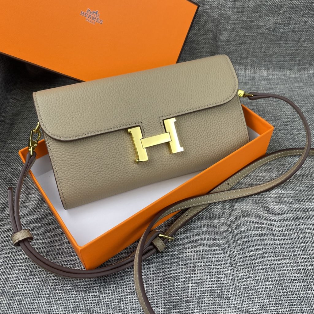 Hermes Constance Hermes model: 9852 gold belt togo leather size: 22 * 11cm 🇫🇷 overseas 🇫🇷 Imported Togo cowhide, with original OEM code inside, feels soft and comfortable. The original copy with silver hardware is exquisite and elegant, and the oil edge is straight and smooth 🎈 There are two large cash slots, one zip pocket and 12 card slots 🚚 Adjustable shoulder strap