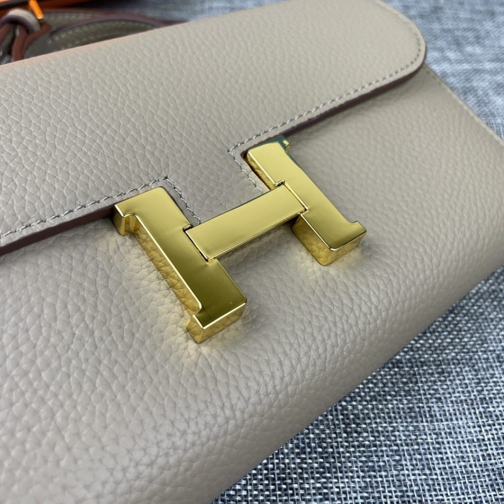 Hermes Constance Hermes model: 9852 gold belt togo leather size: 22 * 11cm 🇫🇷 overseas 🇫🇷 Imported Togo cowhide, with original OEM code inside, feels soft and comfortable. The original copy with silver hardware is exquisite and elegant, and the oil edge is straight and smooth 🎈 There are two large cash slots, one zip pocket and 12 card slots 🚚 Adjustable shoulder strap