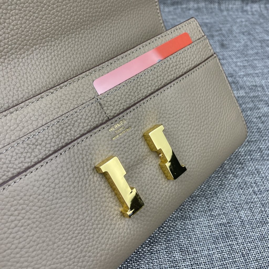 Hermes Constance Hermes model: 9852 gold belt togo leather size: 22 * 11cm 🇫🇷 overseas 🇫🇷 Imported Togo cowhide, with original OEM code inside, feels soft and comfortable. The original copy with silver hardware is exquisite and elegant, and the oil edge is straight and smooth 🎈 There are two large cash slots, one zip pocket and 12 card slots 🚚 Adjustable shoulder strap