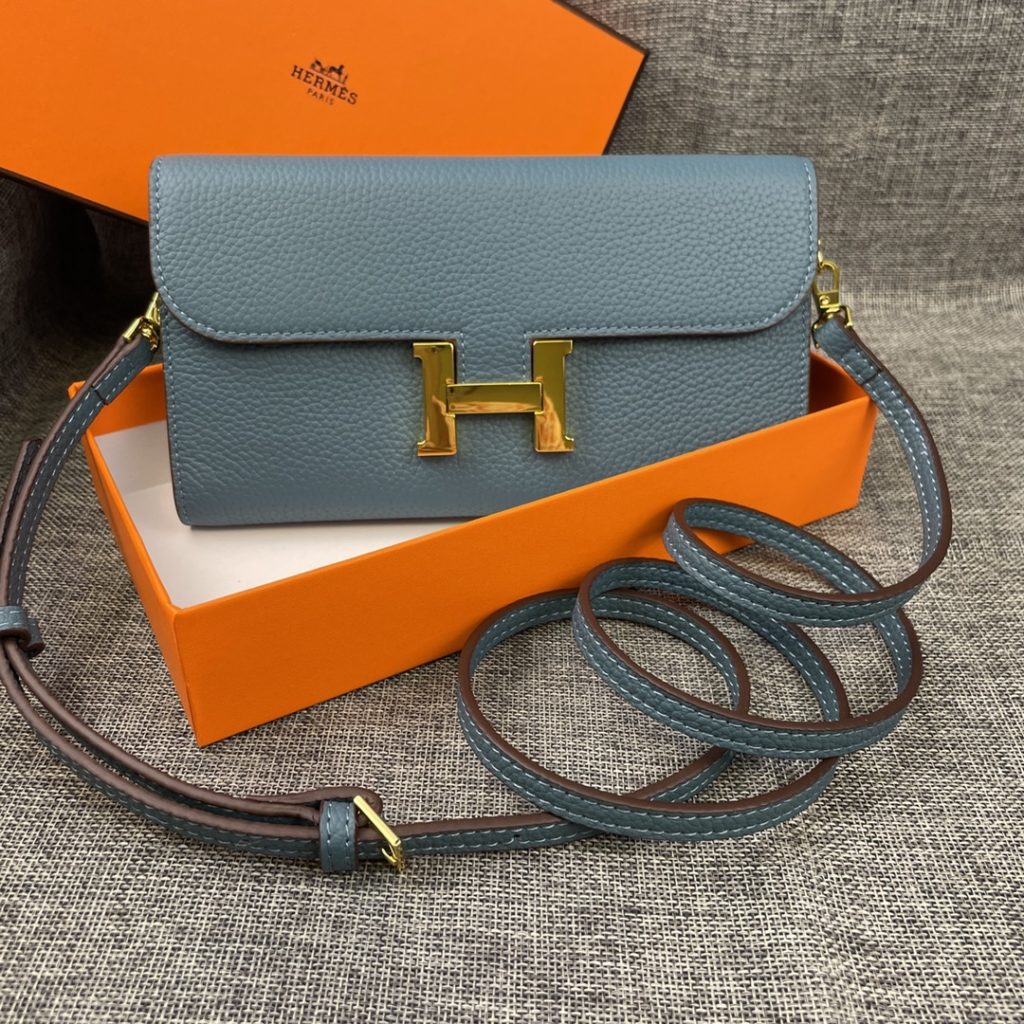 Hermes Constance Hermes model: 9852 gold belt togo leather size: 22 * 11cm 🇫🇷 overseas 🇫🇷 Imported Togo cowhide, with original OEM code inside, feels soft and comfortable. The original copy with silver hardware is exquisite and elegant, and the oil edge is straight and smooth 🎈 There are two large cash slots, one zip pocket and 12 card slots 🚚 Adjustable shoulder strap