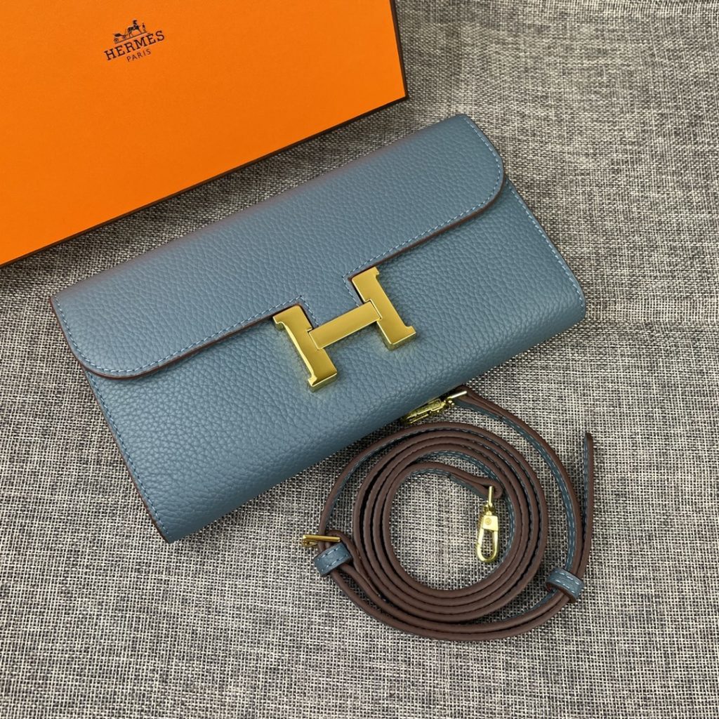 Hermes Constance Hermes model: 9852 gold belt togo leather size: 22 * 11cm 🇫🇷 overseas 🇫🇷 Imported Togo cowhide, with original OEM code inside, feels soft and comfortable. The original copy with silver hardware is exquisite and elegant, and the oil edge is straight and smooth 🎈 There are two large cash slots, one zip pocket and 12 card slots 🚚 Adjustable shoulder strap