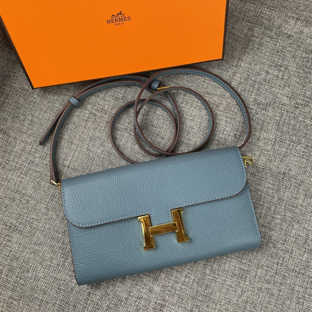 Hermes Constance Hermes model: 9852 gold belt togo leather size: 22 * 11cm 🇫🇷 overseas 🇫🇷 Imported Togo cowhide, with original OEM code inside, feels soft and comfortable. The original copy with silver hardware is exquisite and elegant, and the oil edge is straight and smooth 🎈 There are two large cash slots, one zip pocket and 12 card slots 🚚 Adjustable shoulder strap