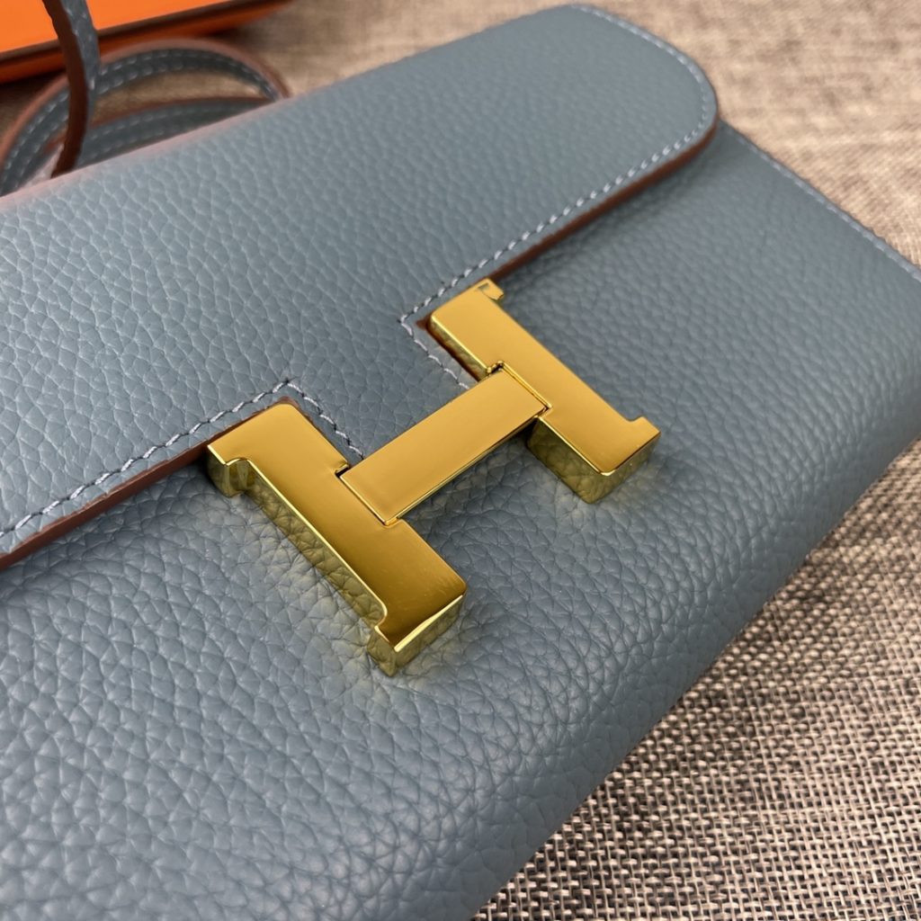 Hermes Constance Hermes model: 9852 gold belt togo leather size: 22 * 11cm 🇫🇷 overseas 🇫🇷 Imported Togo cowhide, with original OEM code inside, feels soft and comfortable. The original copy with silver hardware is exquisite and elegant, and the oil edge is straight and smooth 🎈 There are two large cash slots, one zip pocket and 12 card slots 🚚 Adjustable shoulder strap