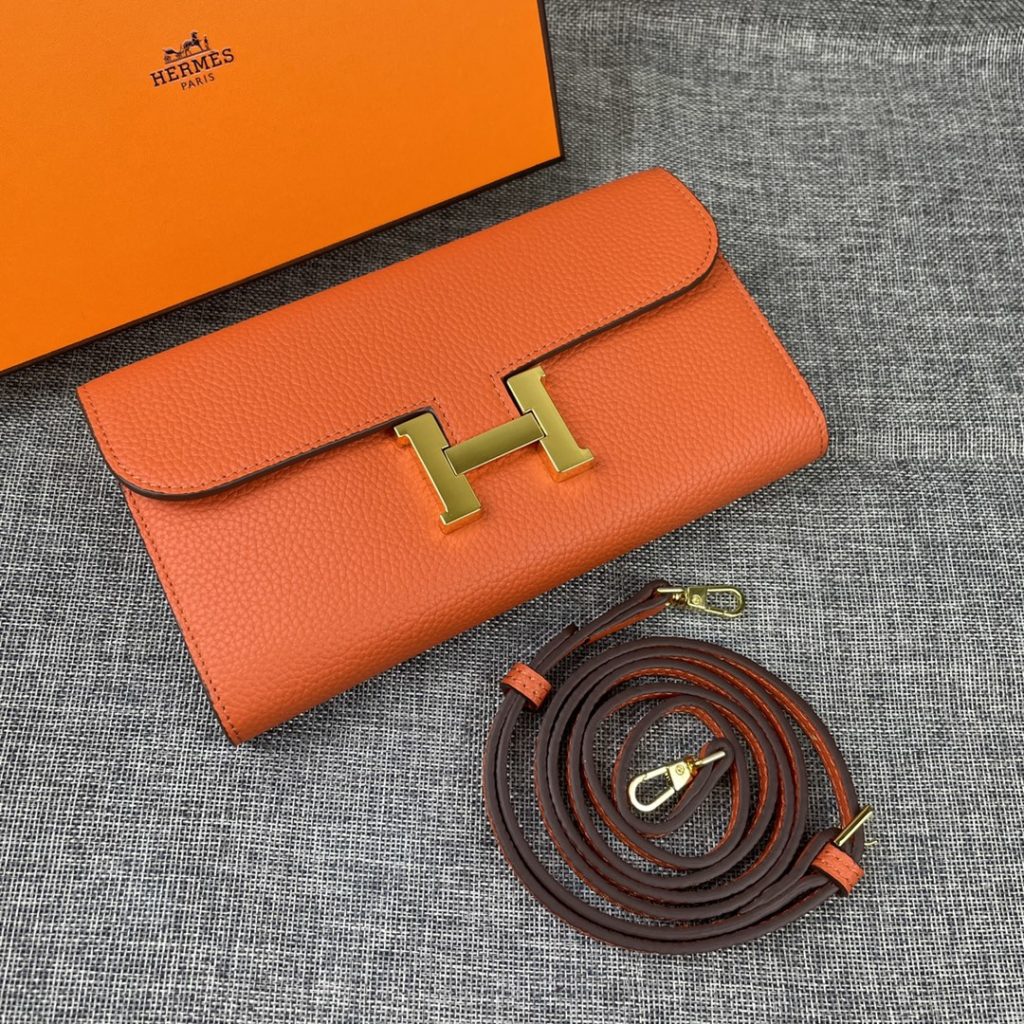 Hermes Constance Hermes model: 9852 gold belt togo leather size: 22 * 11cm 🇫🇷 overseas 🇫🇷 Imported Togo cowhide, with original OEM code inside, feels soft and comfortable. The original copy with silver hardware is exquisite and elegant, and the oil edge is straight and smooth 🎈 There are two large cash slots, one zip pocket and 12 card slots 🚚 Adjustable shoulder strap