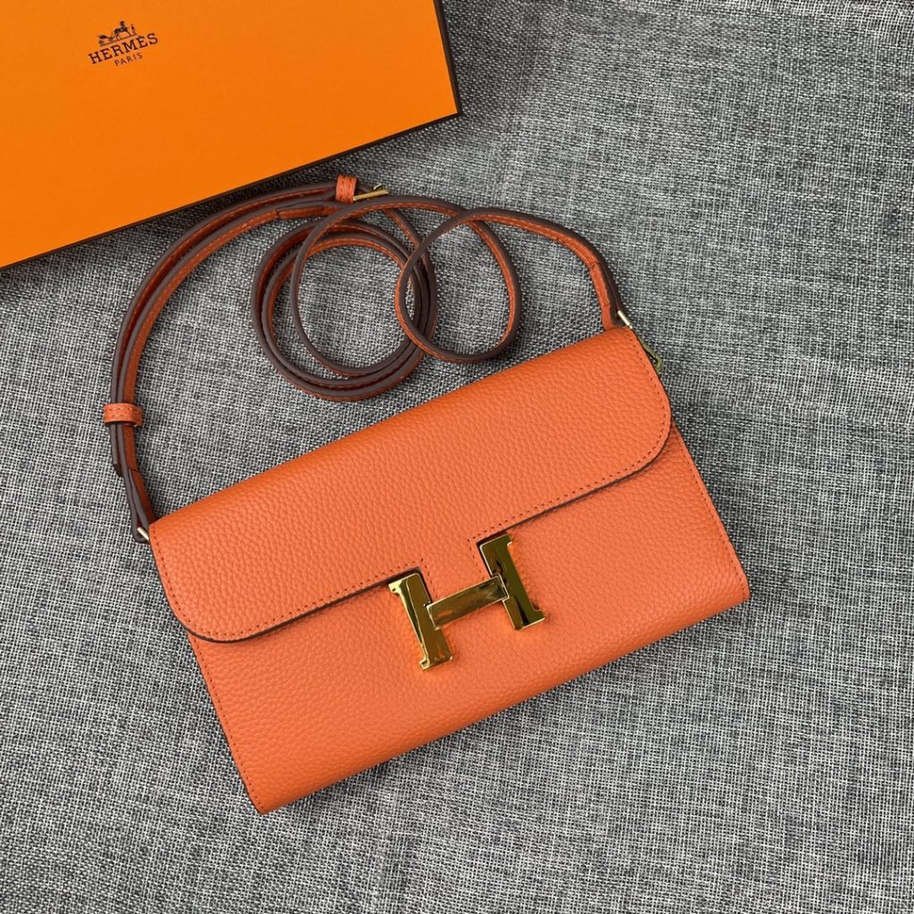 Hermes Constance Hermes model: 9852 gold belt togo leather size: 22 * 11cm 🇫🇷 overseas 🇫🇷 Imported Togo cowhide, with original OEM code inside, feels soft and comfortable. The original copy with silver hardware is exquisite and elegant, and the oil edge is straight and smooth 🎈 There are two large cash slots, one zip pocket and 12 card slots 🚚 Adjustable shoulder strap