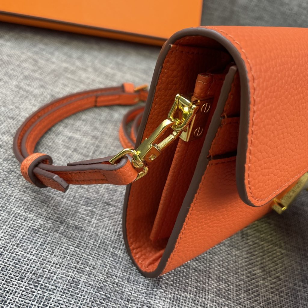 Hermes Constance Hermes model: 9852 gold belt togo leather size: 22 * 11cm 🇫🇷 overseas 🇫🇷 Imported Togo cowhide, with original OEM code inside, feels soft and comfortable. The original copy with silver hardware is exquisite and elegant, and the oil edge is straight and smooth 🎈 There are two large cash slots, one zip pocket and 12 card slots 🚚 Adjustable shoulder strap