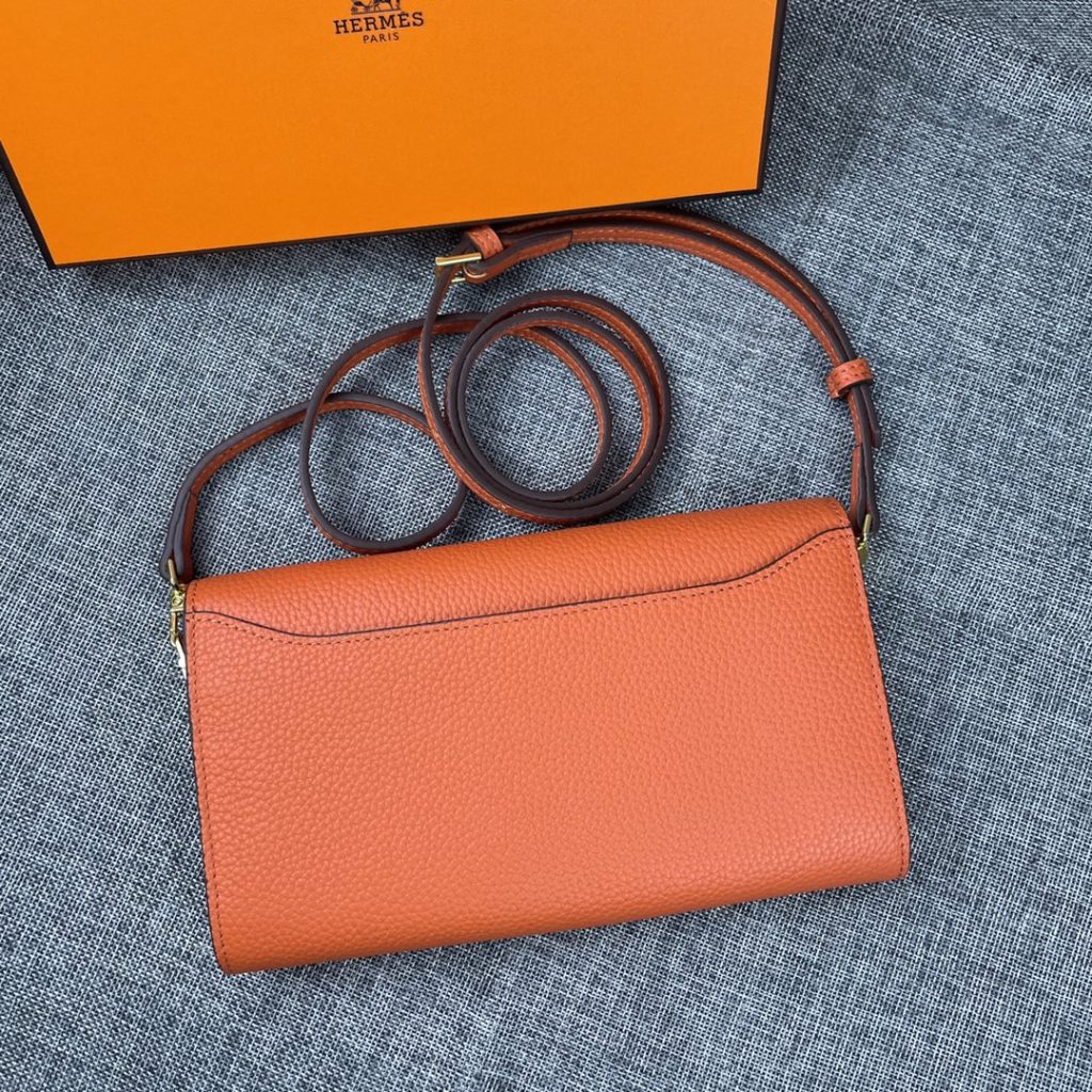 Hermes Constance Hermes model: 9852 gold belt togo leather size: 22 * 11cm 🇫🇷 overseas 🇫🇷 Imported Togo cowhide, with original OEM code inside, feels soft and comfortable. The original copy with silver hardware is exquisite and elegant, and the oil edge is straight and smooth 🎈 There are two large cash slots, one zip pocket and 12 card slots 🚚 Adjustable shoulder strap