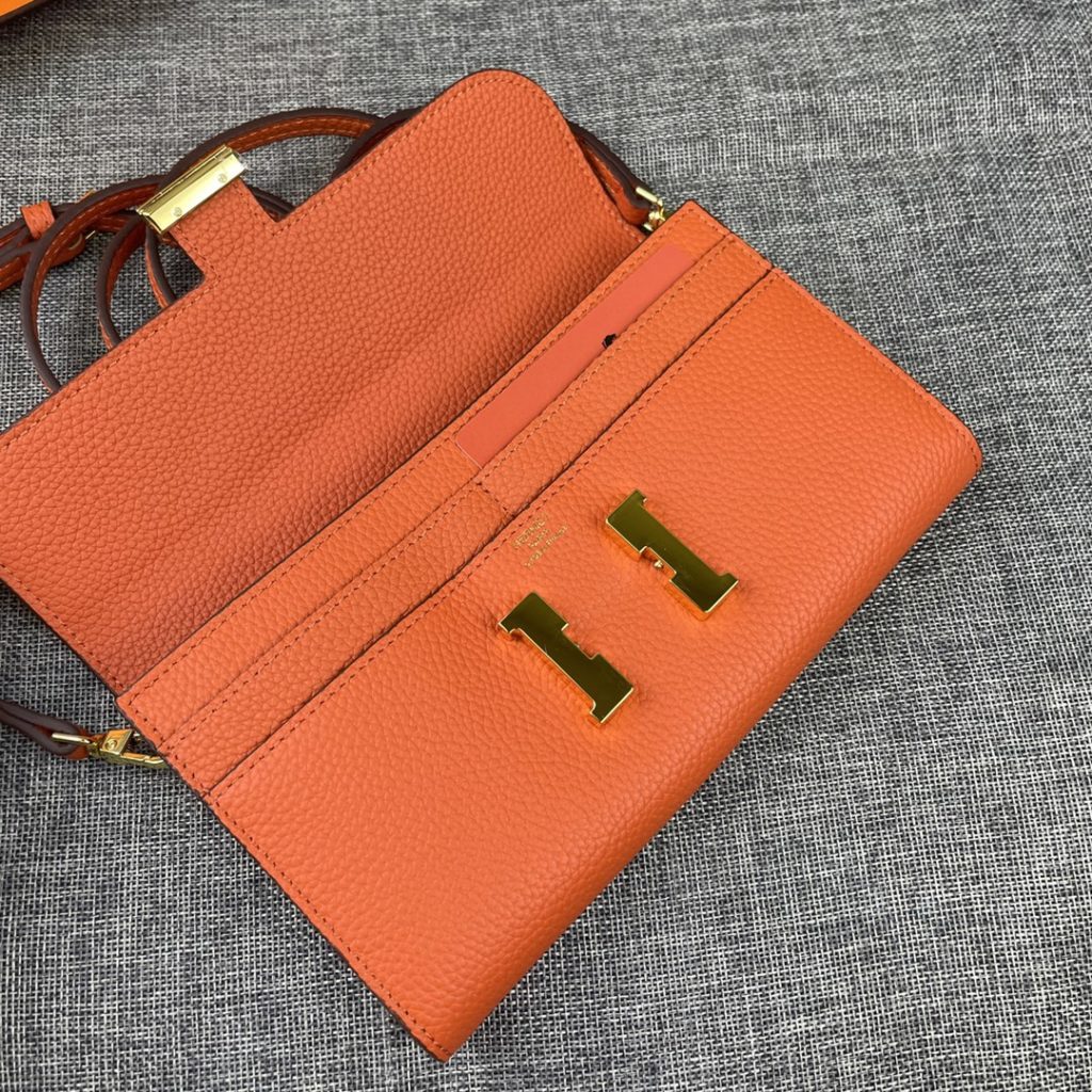 Hermes Constance Hermes model: 9852 gold belt togo leather size: 22 * 11cm 🇫🇷 overseas 🇫🇷 Imported Togo cowhide, with original OEM code inside, feels soft and comfortable. The original copy with silver hardware is exquisite and elegant, and the oil edge is straight and smooth 🎈 There are two large cash slots, one zip pocket and 12 card slots 🚚 Adjustable shoulder strap