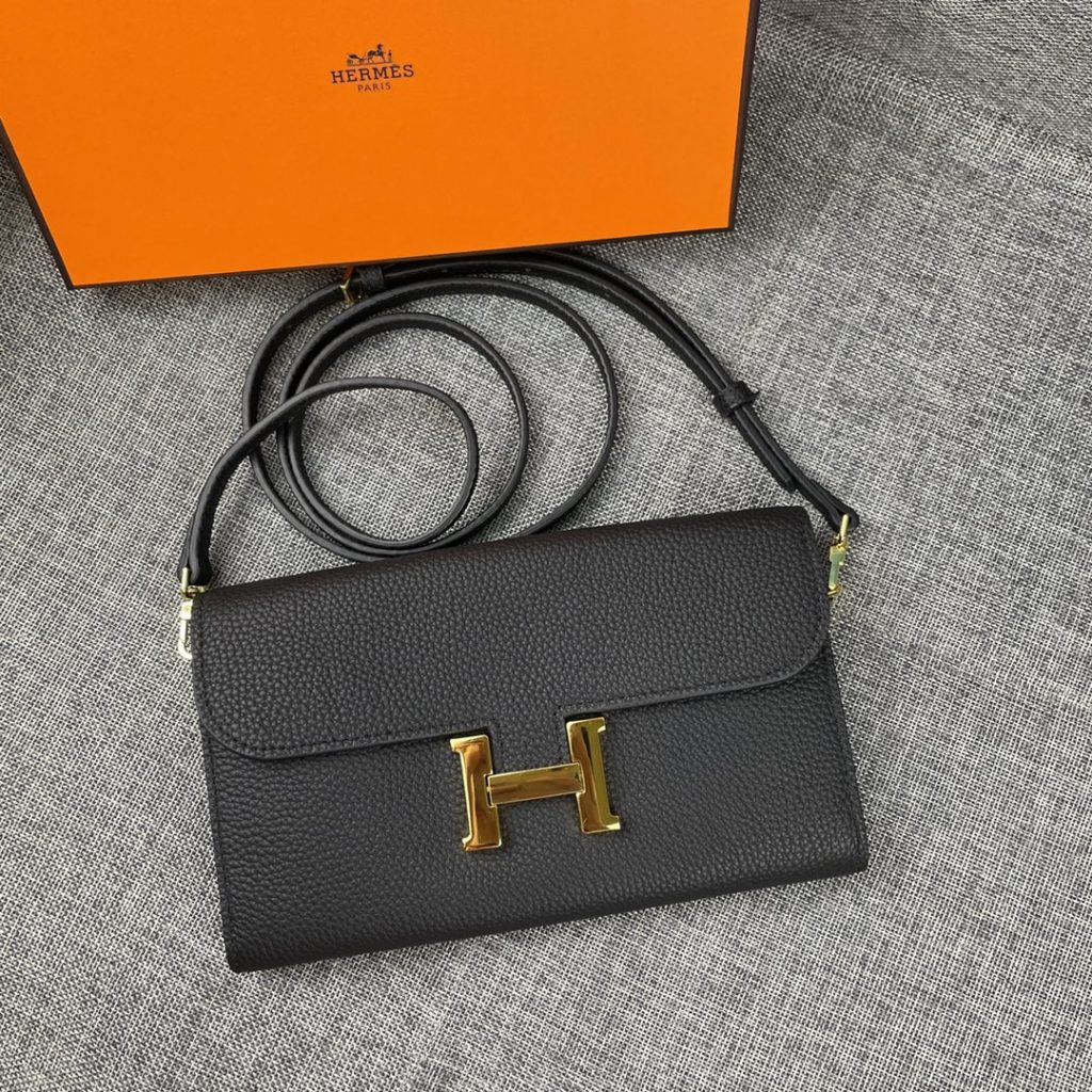 Hermes Constance Hermes model: 9852 gold belt togo leather size: 22 * 11cm 🇫🇷 overseas 🇫🇷 Imported Togo cowhide, with original OEM code inside, feels soft and comfortable. The original copy with silver hardware is exquisite and elegant, and the oil edge is straight and smooth 🎈 There are two large cash slots, one zip pocket and 12 card slots 🚚 Adjustable shoulder strap