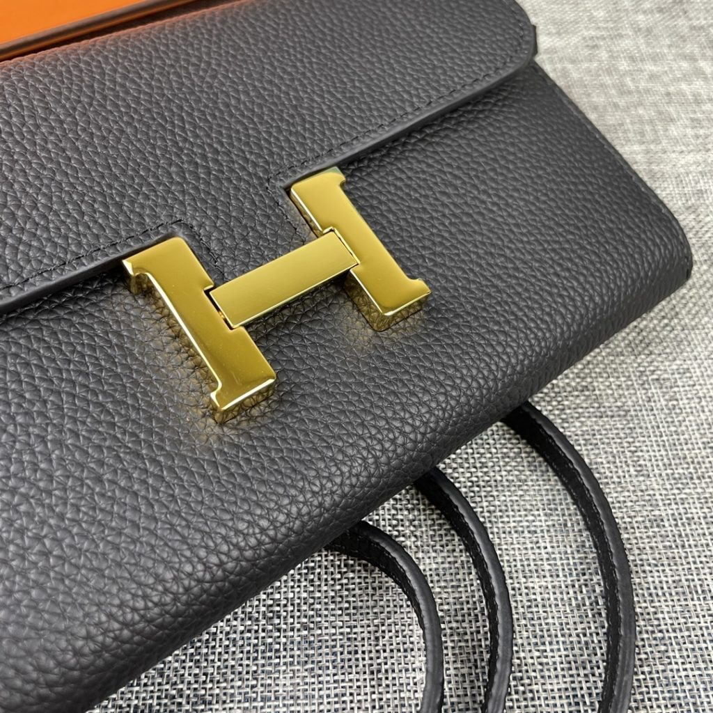 Hermes Constance Hermes model: 9852 gold belt togo leather size: 22 * 11cm 🇫🇷 overseas 🇫🇷 Imported Togo cowhide, with original OEM code inside, feels soft and comfortable. The original copy with silver hardware is exquisite and elegant, and the oil edge is straight and smooth 🎈 There are two large cash slots, one zip pocket and 12 card slots 🚚 Adjustable shoulder strap