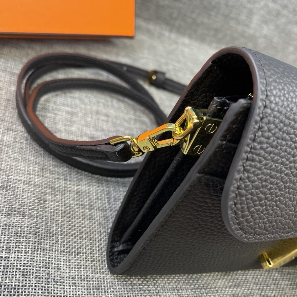 Hermes Constance Hermes model: 9852 gold belt togo leather size: 22 * 11cm 🇫🇷 overseas 🇫🇷 Imported Togo cowhide, with original OEM code inside, feels soft and comfortable. The original copy with silver hardware is exquisite and elegant, and the oil edge is straight and smooth 🎈 There are two large cash slots, one zip pocket and 12 card slots 🚚 Adjustable shoulder strap