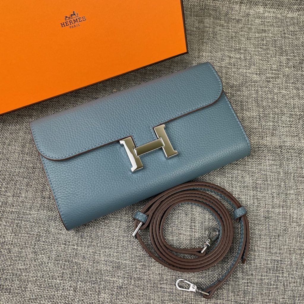 Hermes Constance Hermes model: 9852 gold belt togo leather size: 22 * 11cm 🇫🇷 overseas 🇫🇷 Imported Togo cowhide, with original OEM code inside, feels soft and comfortable. The original copy with silver hardware is exquisite and elegant, and the oil edge is straight and smooth 🎈 There are two large cash slots, one zip pocket and 12 card slots 🚚 Adjustable shoulder strap