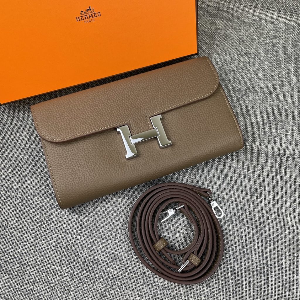 Hermes Constance Hermes model: 9852 gold belt togo leather size: 22 * 11cm 🇫🇷 overseas 🇫🇷 Imported Togo cowhide, with original OEM code inside, feels soft and comfortable. The original copy with silver hardware is exquisite and elegant, and the oil edge is straight and smooth 🎈 There are two large cash slots, one zip pocket and 12 card slots 🚚 Adjustable shoulder strap