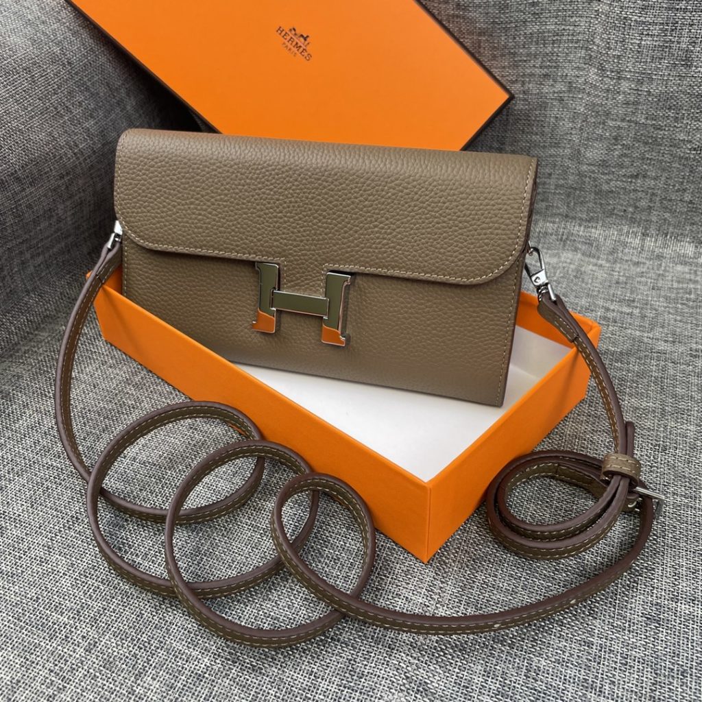 Hermes Constance Hermes model: 9852 gold belt togo leather size: 22 * 11cm 🇫🇷 overseas 🇫🇷 Imported Togo cowhide, with original OEM code inside, feels soft and comfortable. The original copy with silver hardware is exquisite and elegant, and the oil edge is straight and smooth 🎈 There are two large cash slots, one zip pocket and 12 card slots 🚚 Adjustable shoulder strap