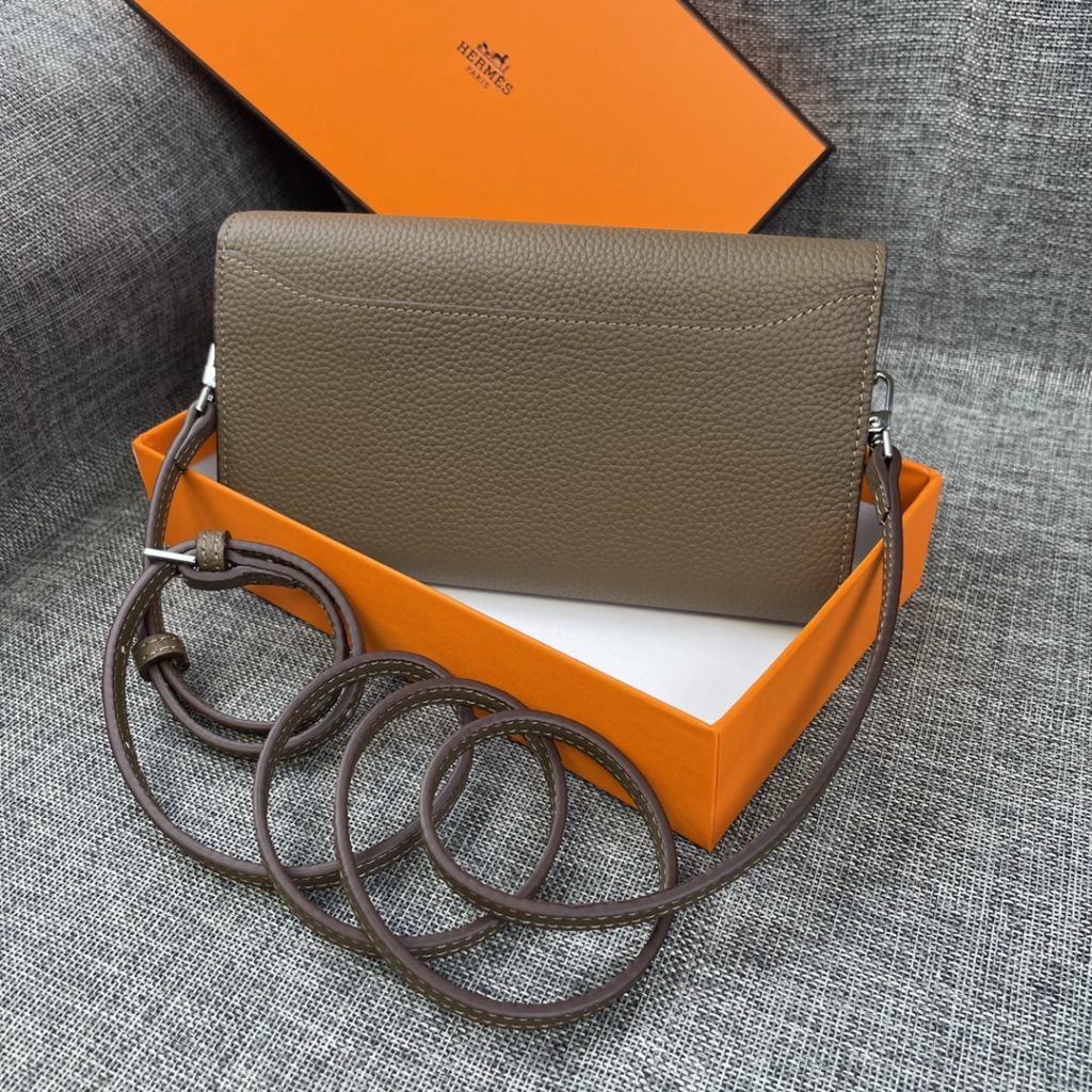 Hermes Constance Hermes model: 9852 gold belt togo leather size: 22 * 11cm 🇫🇷 overseas 🇫🇷 Imported Togo cowhide, with original OEM code inside, feels soft and comfortable. The original copy with silver hardware is exquisite and elegant, and the oil edge is straight and smooth 🎈 There are two large cash slots, one zip pocket and 12 card slots 🚚 Adjustable shoulder strap