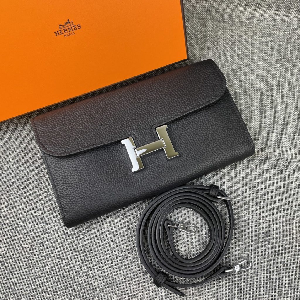 Hermes Constance Hermes model: 9852 gold belt togo leather size: 22 * 11cm 🇫🇷 overseas 🇫🇷 Imported Togo cowhide, with original OEM code inside, feels soft and comfortable. The original copy with silver hardware is exquisite and elegant, and the oil edge is straight and smooth 🎈 There are two large cash slots, one zip pocket and 12 card slots 🚚 Adjustable shoulder strap