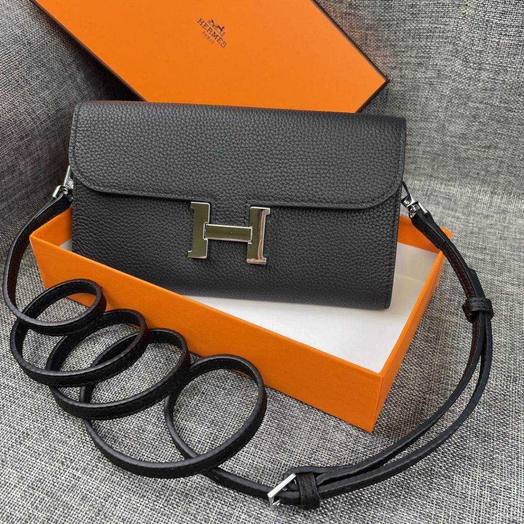 Hermes Constance Hermes model: 9852 gold belt togo leather size: 22 * 11cm 🇫🇷 overseas 🇫🇷 Imported Togo cowhide, with original OEM code inside, feels soft and comfortable. The original copy with silver hardware is exquisite and elegant, and the oil edge is straight and smooth 🎈 There are two large cash slots, one zip pocket and 12 card slots 🚚 Adjustable shoulder strap