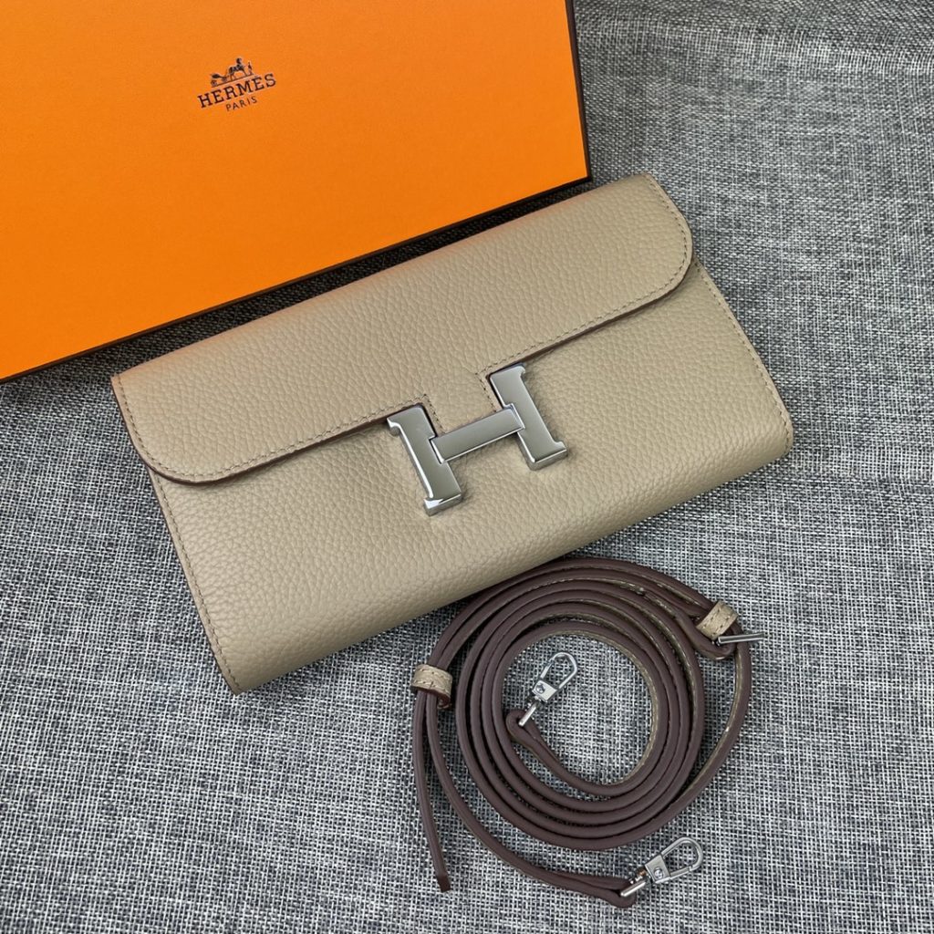 Hermes Constance Hermes model: 9852 gold belt togo leather size: 22 * 11cm 🇫🇷 overseas 🇫🇷 Imported Togo cowhide, with original OEM code inside, feels soft and comfortable. The original copy with silver hardware is exquisite and elegant, and the oil edge is straight and smooth 🎈 There are two large cash slots, one zip pocket and 12 card slots 🚚 Adjustable shoulder strap