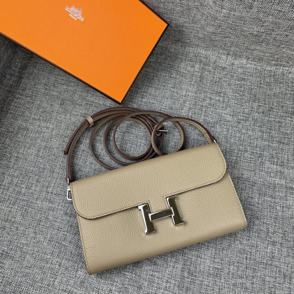 Hermes Constance Hermes model: 9852 gold belt togo leather size: 22 * 11cm 🇫🇷 overseas 🇫🇷 Imported Togo cowhide, with original OEM code inside, feels soft and comfortable. The original copy with silver hardware is exquisite and elegant, and the oil edge is straight and smooth 🎈 There are two large cash slots, one zip pocket and 12 card slots 🚚 Adjustable shoulder strap