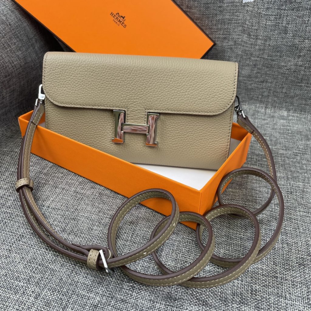 Hermes Constance Hermes model: 9852 gold belt togo leather size: 22 * 11cm 🇫🇷 overseas 🇫🇷 Imported Togo cowhide, with original OEM code inside, feels soft and comfortable. The original copy with silver hardware is exquisite and elegant, and the oil edge is straight and smooth 🎈 There are two large cash slots, one zip pocket and 12 card slots 🚚 Adjustable shoulder strap