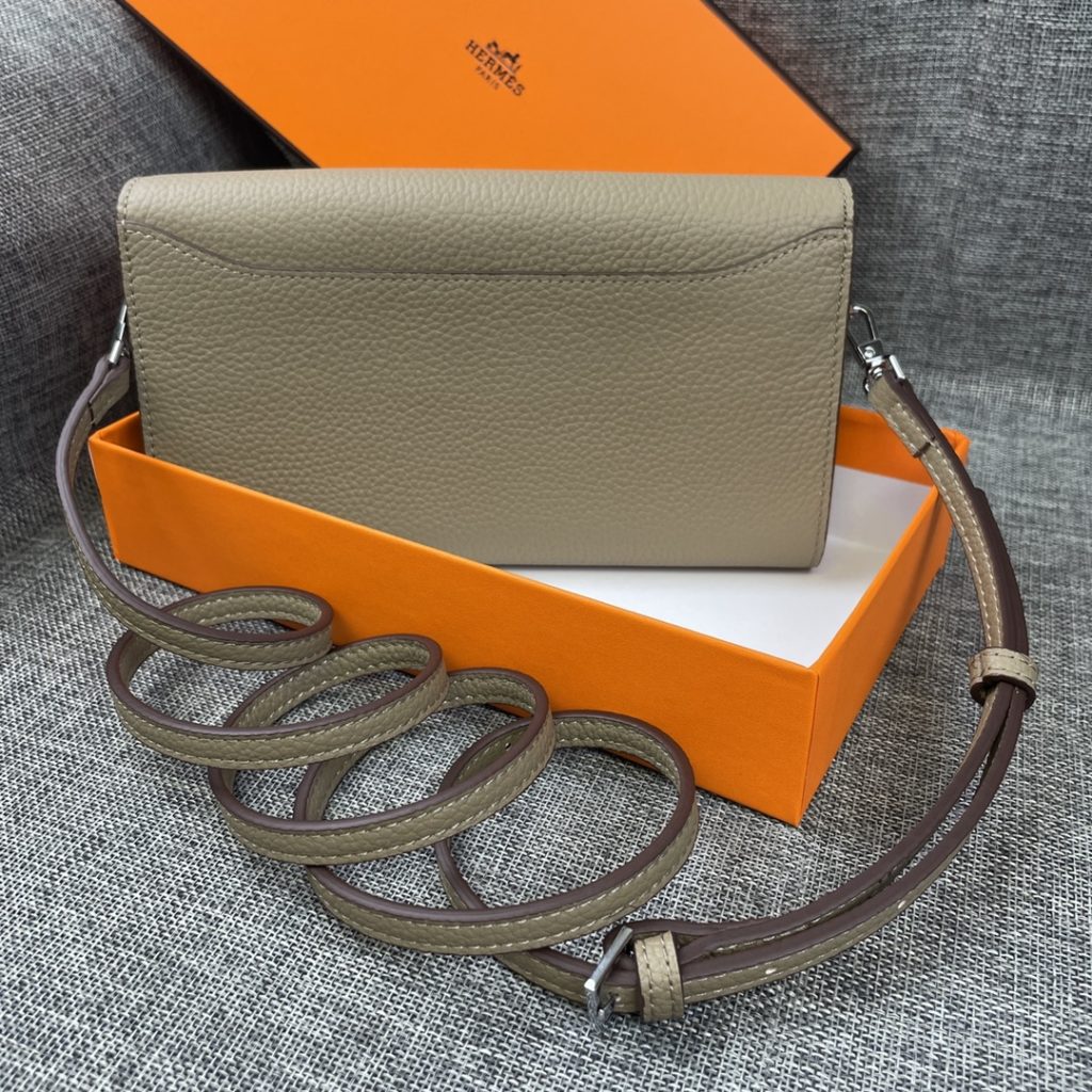 Hermes Constance Hermes model: 9852 gold belt togo leather size: 22 * 11cm 🇫🇷 overseas 🇫🇷 Imported Togo cowhide, with original OEM code inside, feels soft and comfortable. The original copy with silver hardware is exquisite and elegant, and the oil edge is straight and smooth 🎈 There are two large cash slots, one zip pocket and 12 card slots 🚚 Adjustable shoulder strap